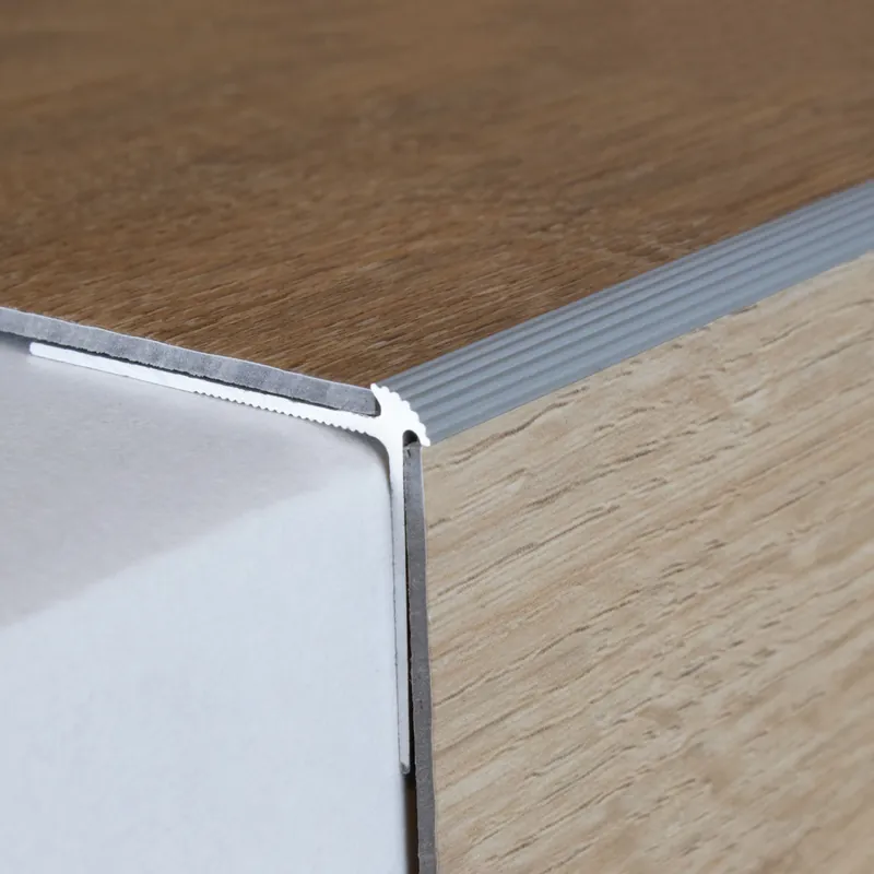 Offre Exclusive Nez de marche cornière 30 x 40 x 2.5 mm type 386 aluminium anodisé à visser