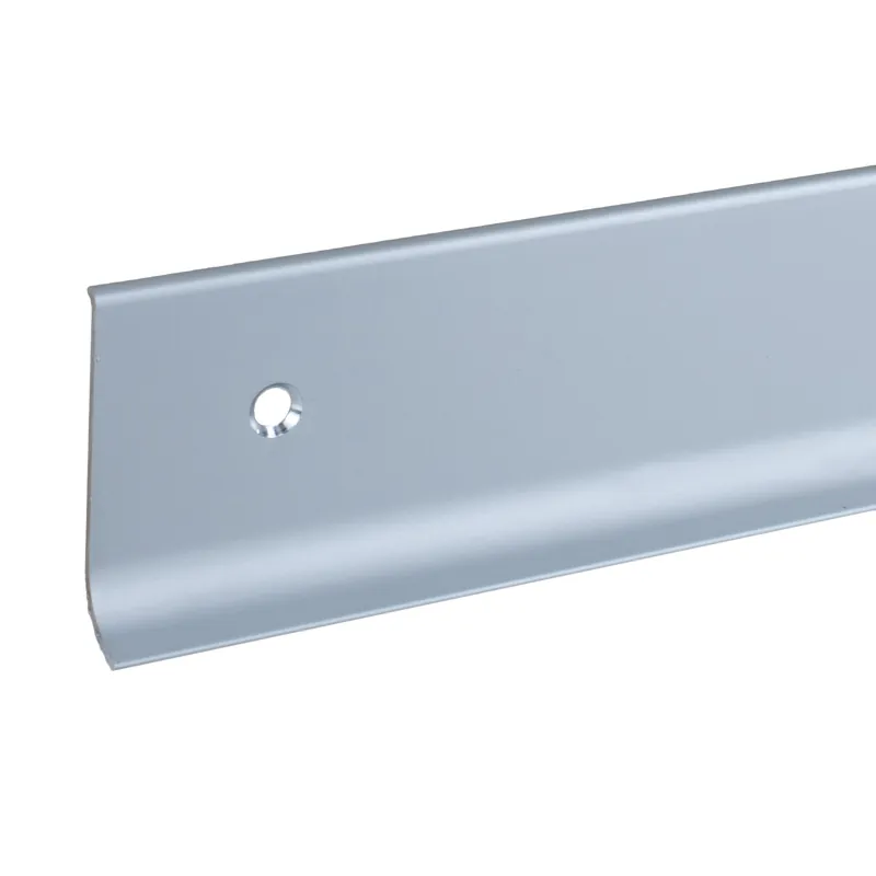 Promotion Auer Plinthe en alu moderne Hauteur 40 - 100 mm B 10 mm Résitant à l‘eau